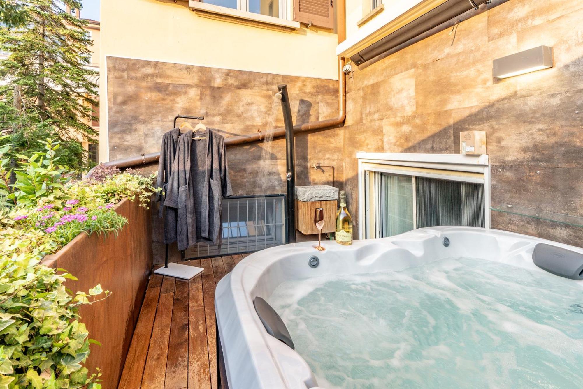 Luxe & Central Haven - Jacuzzi, Sauna, Steam, Private Parking コモ エクステリア 写真