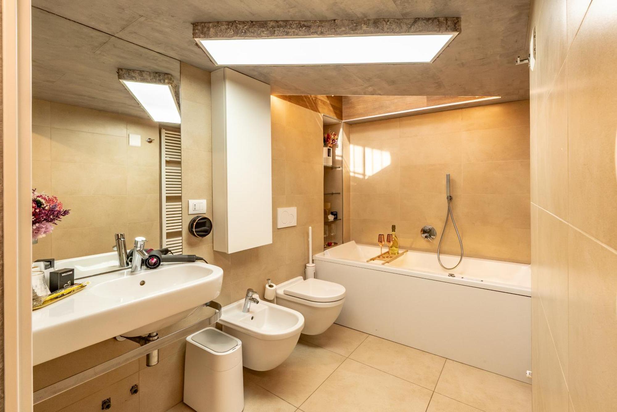 Luxe & Central Haven - Jacuzzi, Sauna, Steam, Private Parking コモ エクステリア 写真